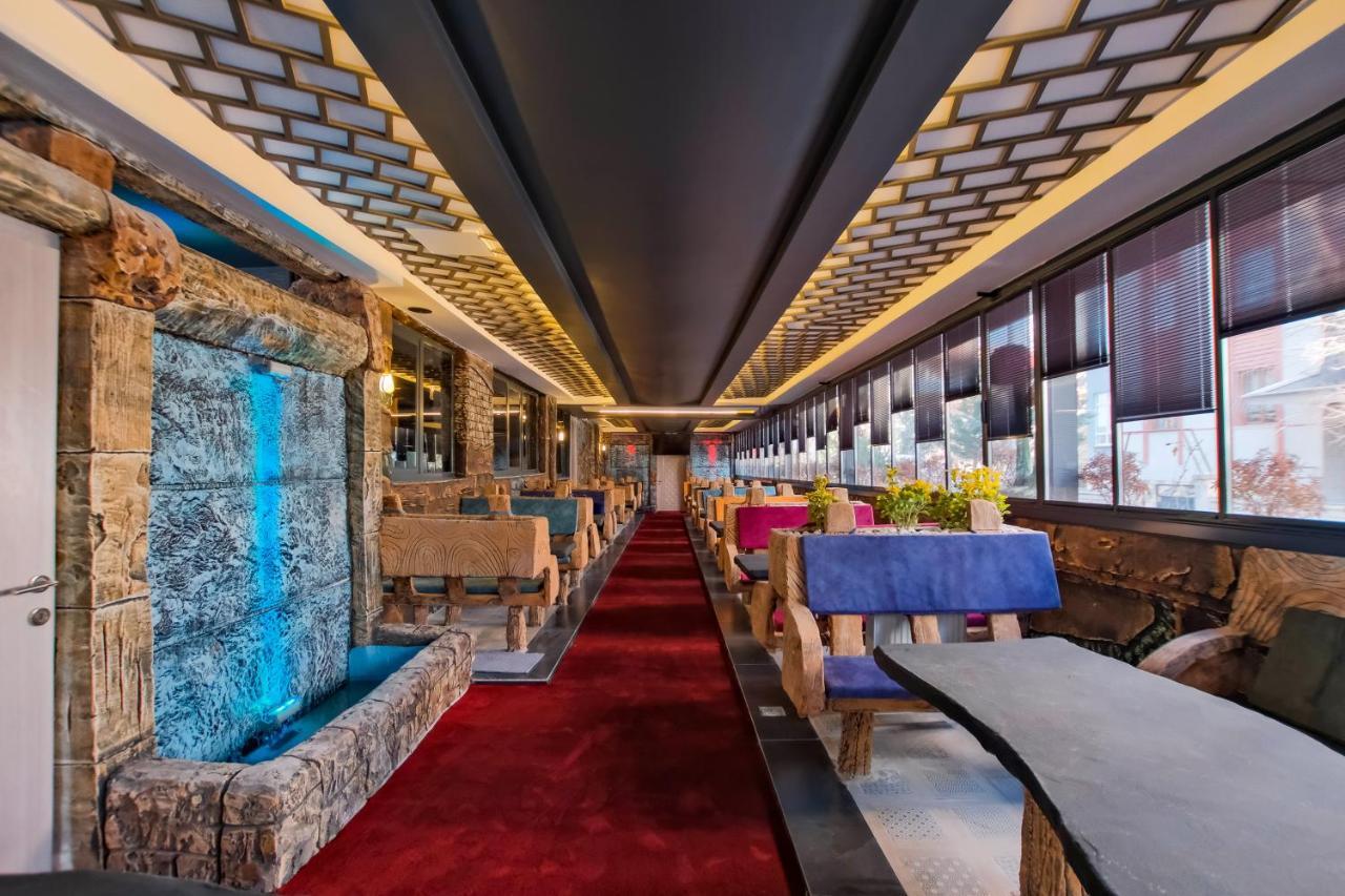 Moonday Hotel