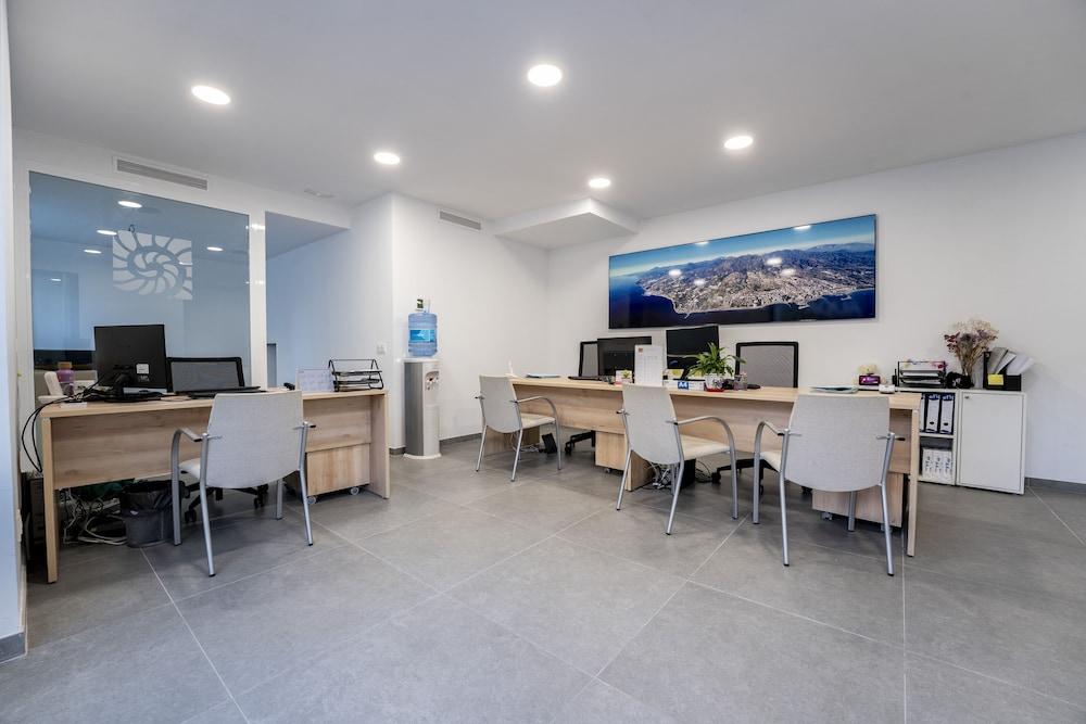 AQUA Apartments Bellamar