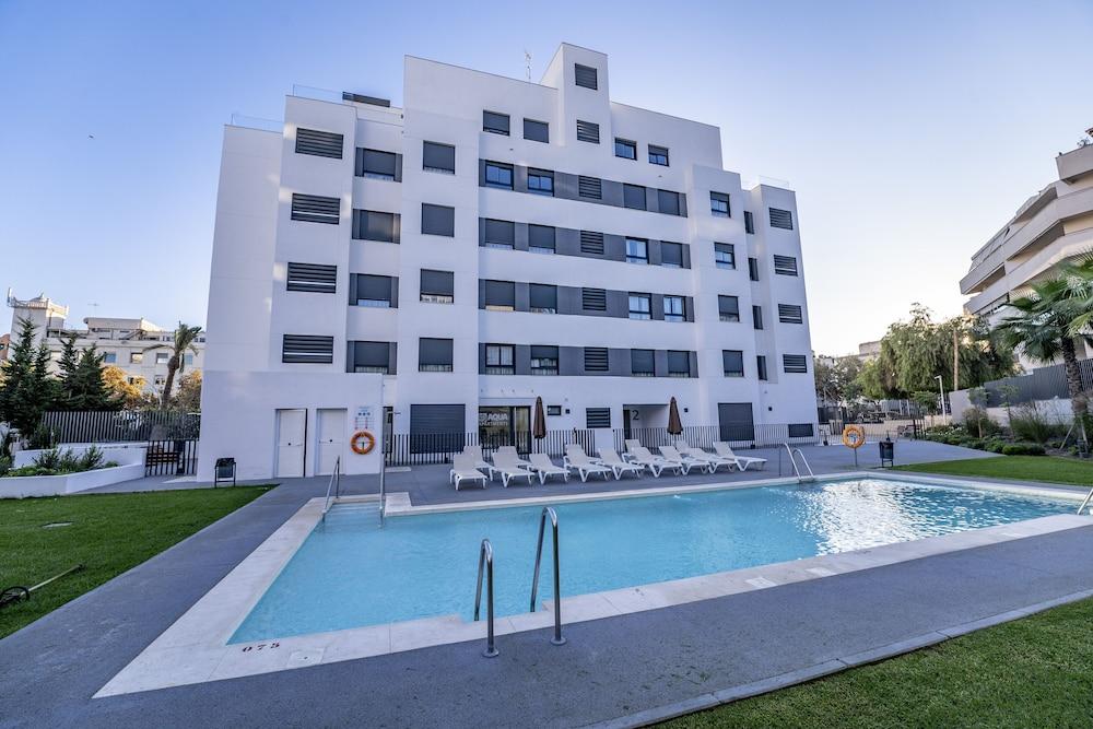 AQUA Apartments Bellamar