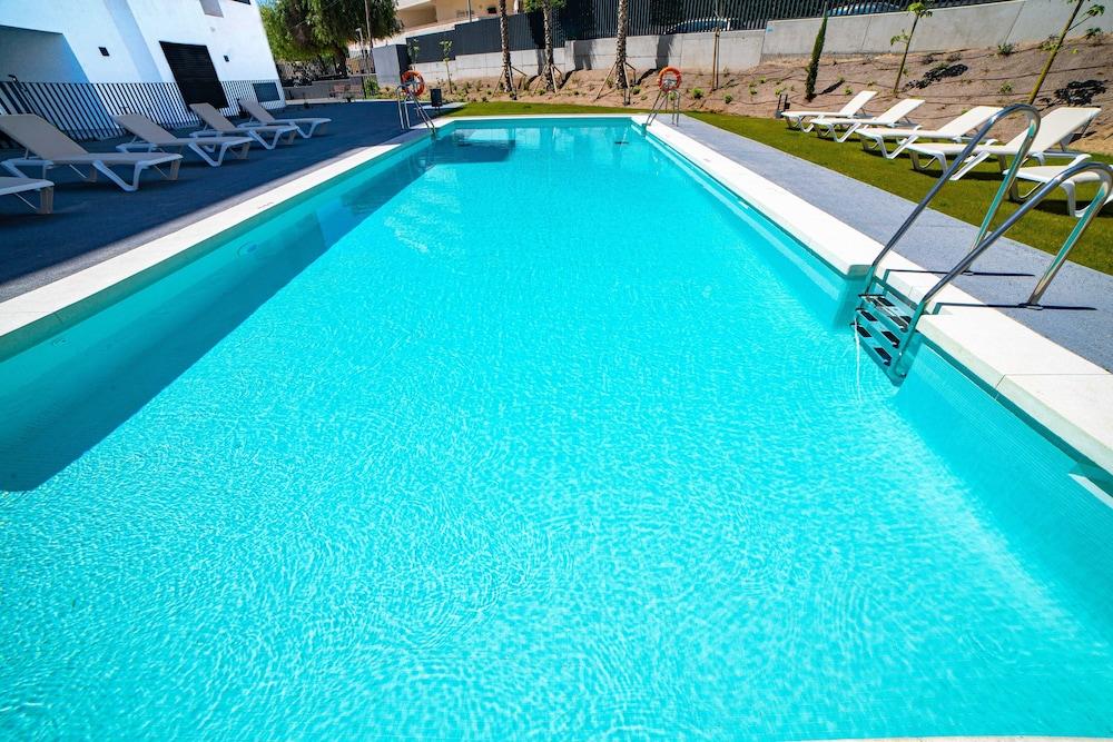AQUA Apartments Bellamar