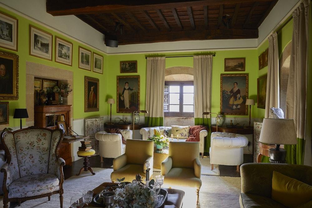 Helguera Palacio Boutique Antique