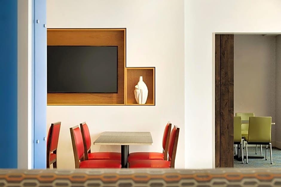 Holiday Inn Express & Suites Grand Rapids South - Wyoming