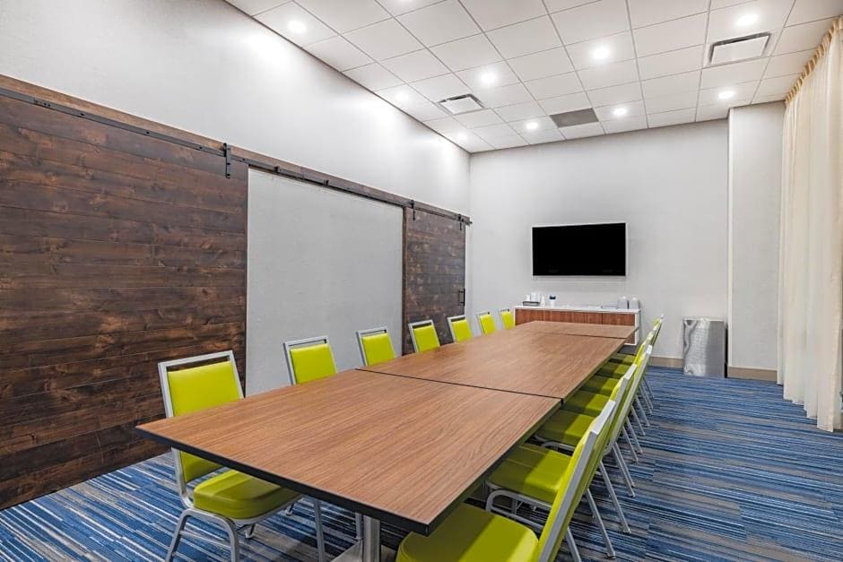 Holiday Inn Express & Suites Lincoln Downtown