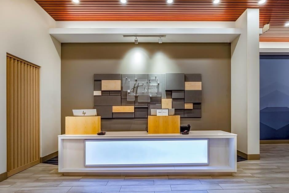 Holiday Inn Express & Suites Lincoln Downtown