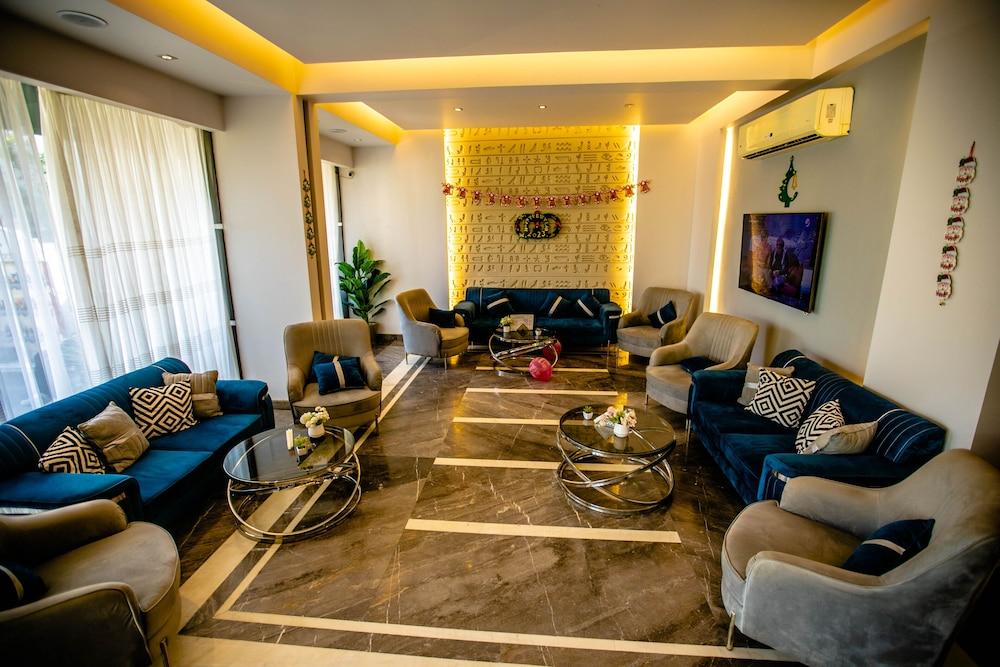 Pyramids Oasis Hotel
