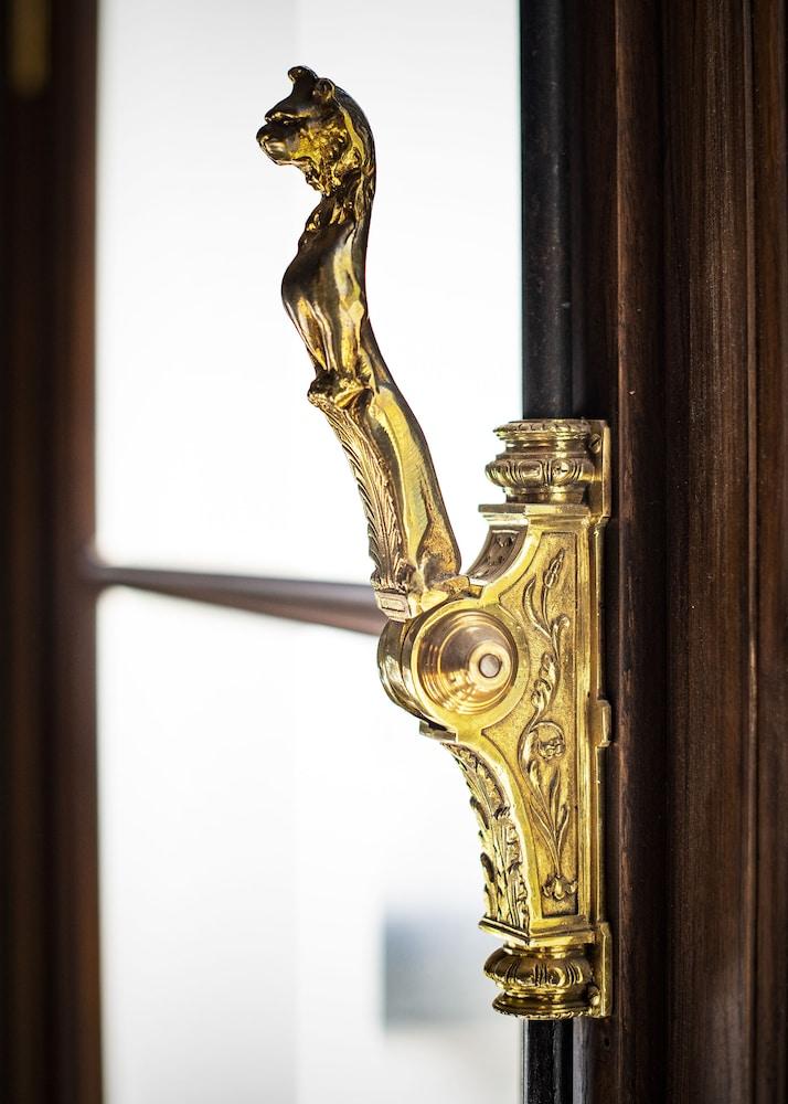 Sapphire House Antwerp, Autograph Collection