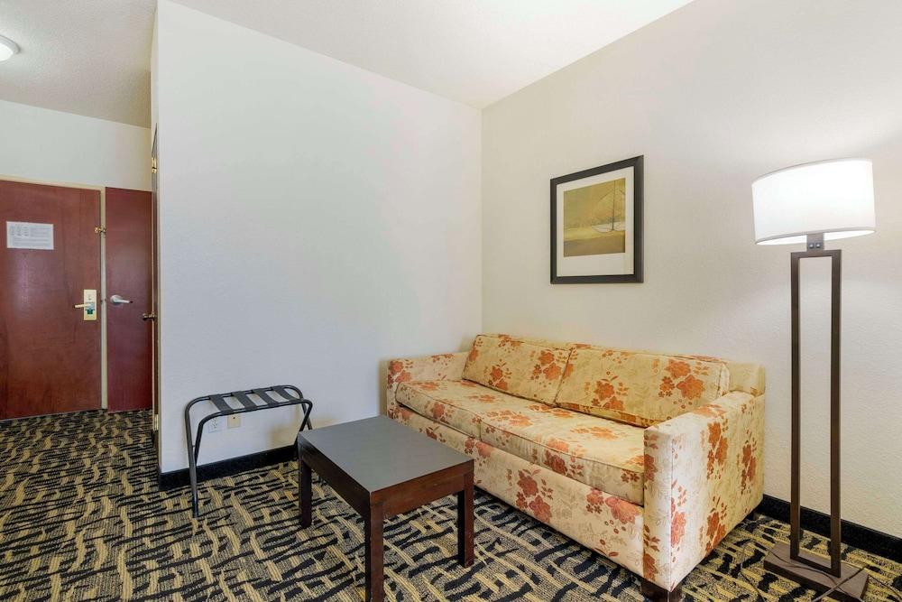 Spark By Hilton La Grange