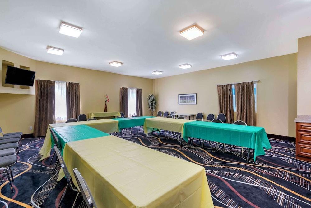 Spark By Hilton La Grange